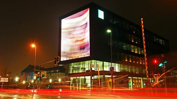 LED facade på bygning. Til udendørs Reklame, information og video